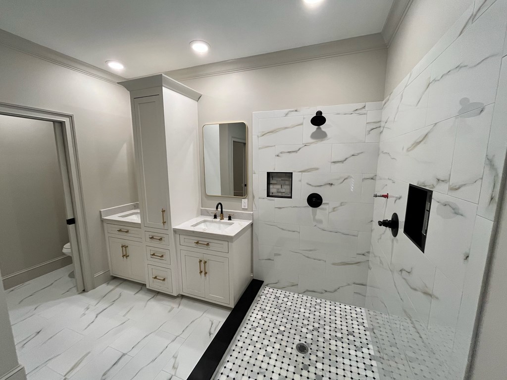 Master bathroom 2